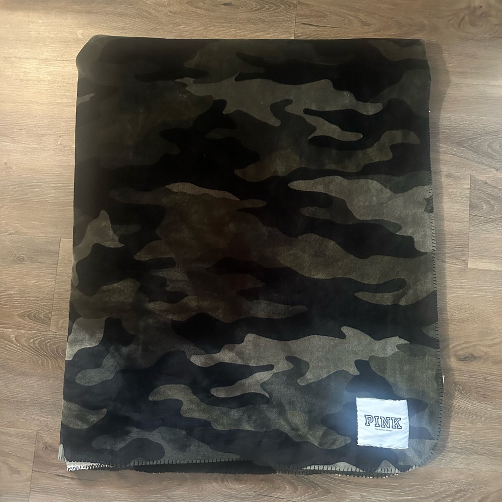 VS PINK camo sherpa blanket